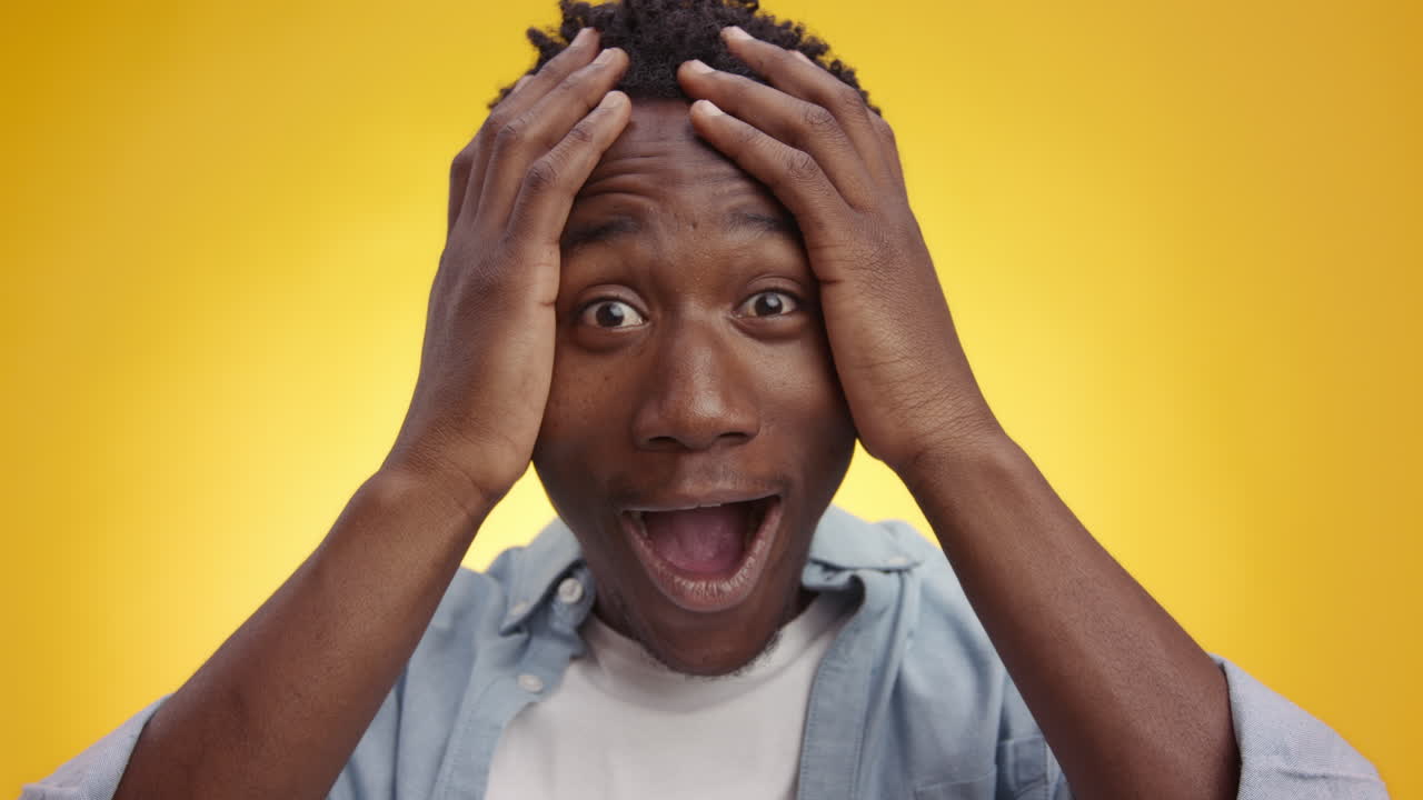 hombre africano sorprendido