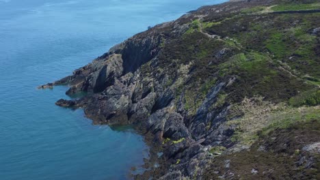 Pacífico-Amlwch-Anglesey-Norte-De-Gales-Montaña-Escarpada-Paseo-Costero-Vista-Aérea-Inclinación-Hacia-Arriba-Paisaje-Revelar