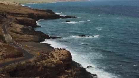 panorámica aérea de drones en un camino ventoso en la playa de tierra