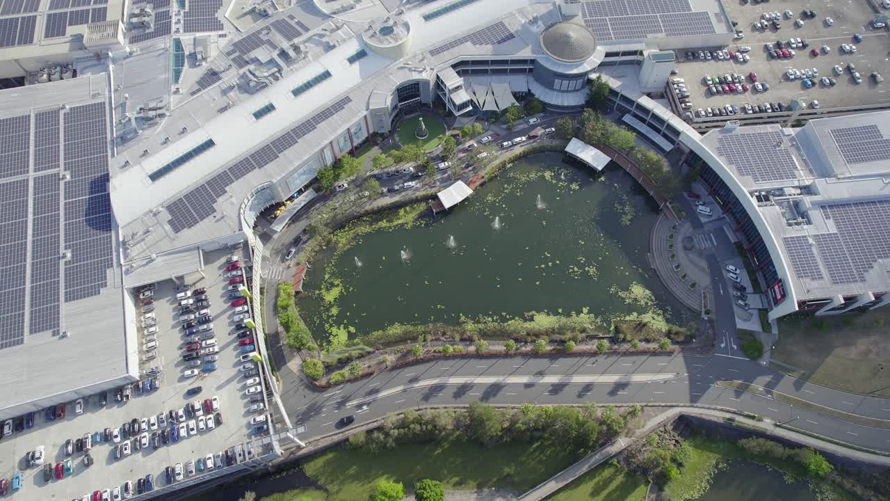 퀸즐랜드주 로비나 타운에서 낮 동안 주차장과 혼잡한 교통이 있는 로비나 타운 센터의 공중 전망