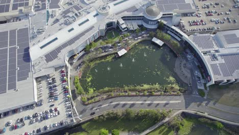 vista aérea del centro de la ciudad de robina con aparcamiento y mucho tráfico durante el día en la ciudad de robina, queensland
