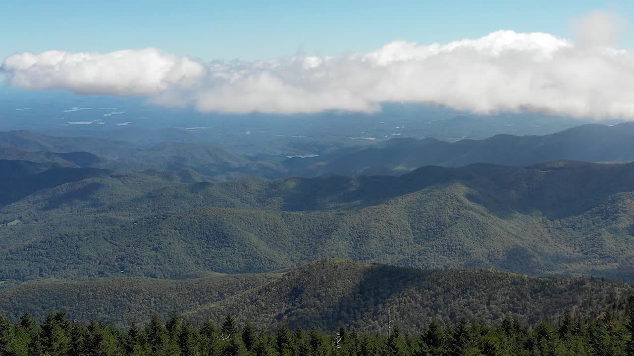 vuelo aéreo sobre la cresta de una montaña en el oeste de carolina del norte durante el comienzo de la temporada de otoño