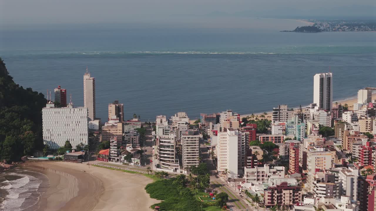 la playa de caioba, enclavada en matinhos, con la ciudad de guaratuba en el fondo, presenta una cautivadora vista costera en la costa de paraná de brasil