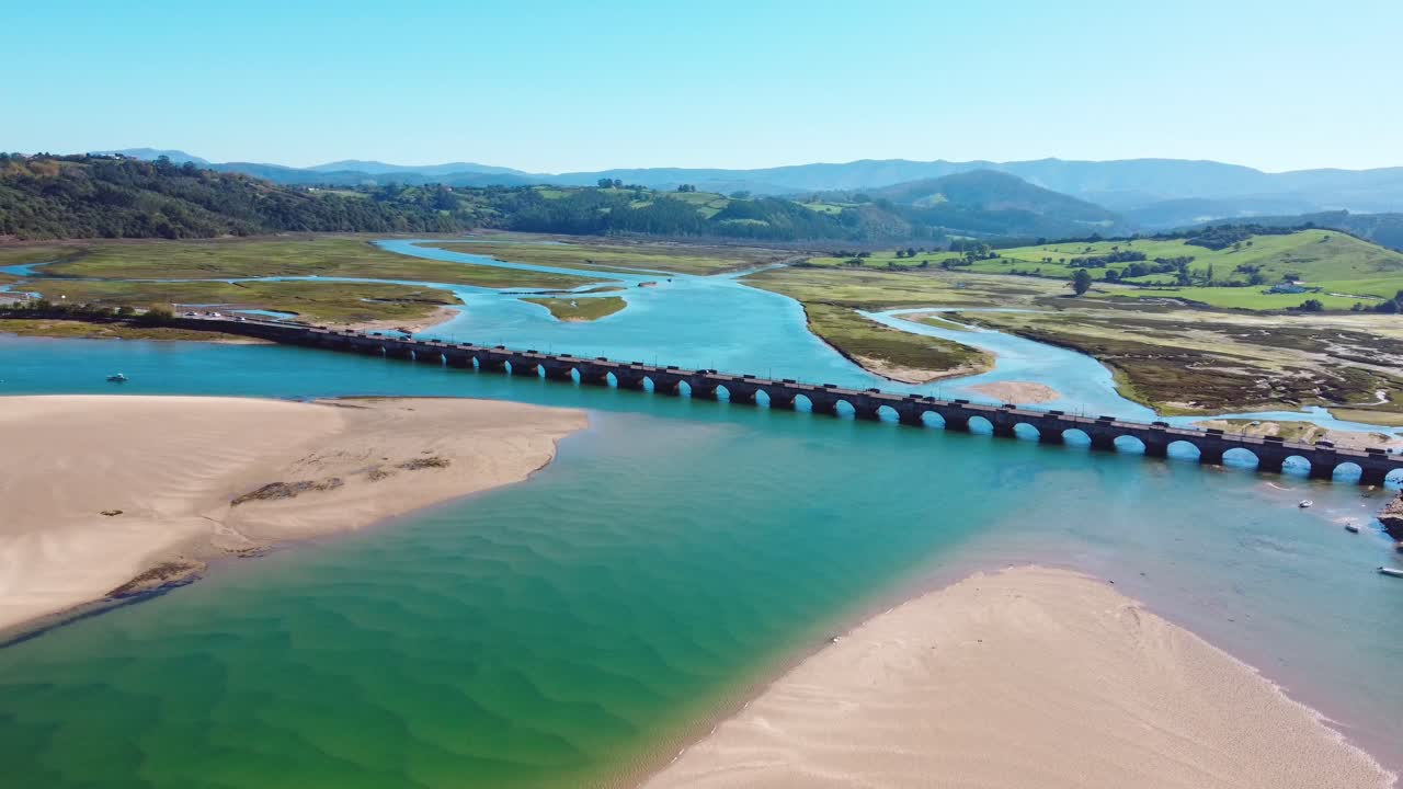 san vicente de la barquera, cantabria, spain, puente las mazas에 벽돌 아치가 있는 고무적이고 영화적인 로마 스타일의 오래된 다리