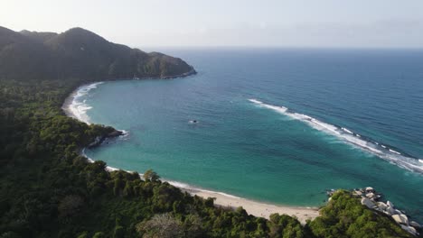 Luftaufnahme-über-Der-Küsteninsel,-Intensiv-Blaues-Meer-Und-Entspannendes-Panorama,-Tayrona-Nationalpark