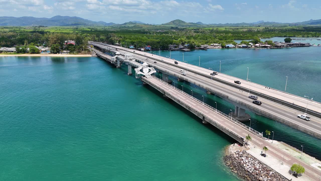 태국 푸켓에 있는 사라신 다리를 촬영한 드론 영상입니다. 은 하늘과 푸르키즈색 물은 평온하고 열대적인 분위기를 만니다.