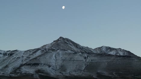 Ein-Vollmond-Geht-über-Den-Anden-In-Patagonien-Auf