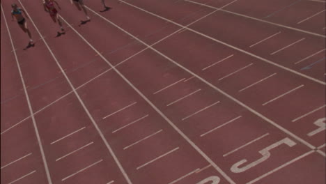 Cinco-Mujeres-Corren-Una-Carrera-En-Una-Pista-De-Carreras