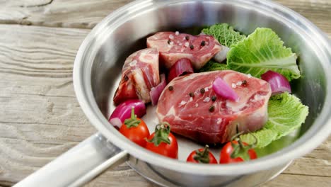 chuletas de carne marinadas y verduras en la sartén