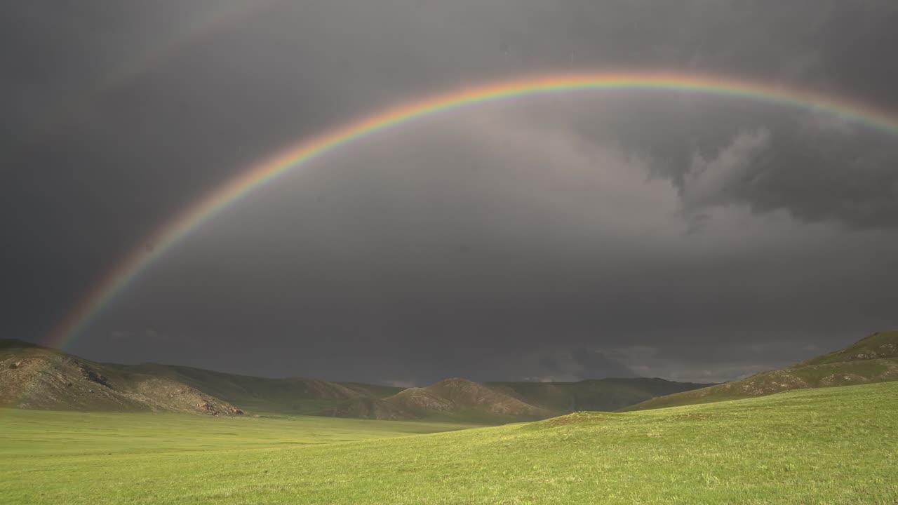 arco iris colorido en un vasto prado sin árboles