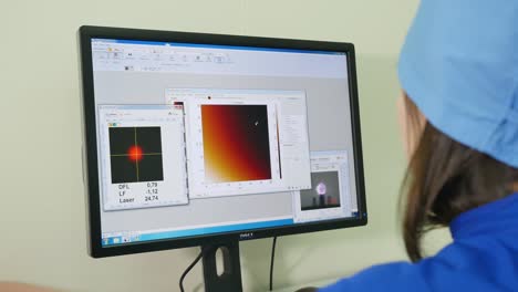 científico que trabaja en datos de análisis de superficie en un monitor de computadora