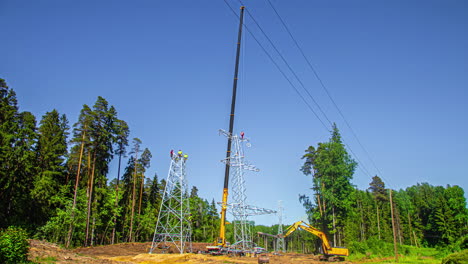 la grúa de construcción ensambla la estructura de la línea eléctrica en la naturaleza, lapso de tiempo