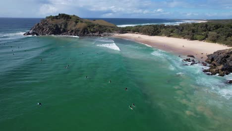 Surfistas-Disfrutando-En-La-Playa-De-Cabarita-En-Nueva-Gales-Del-Sur,-Australia---Toma-Aérea-Con-Drones