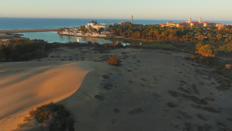 Vista-Aérea-De-La-Naturaleza-Dorada:-Amanecer-Sobre-Maspalomas-En-Gran-Canaria