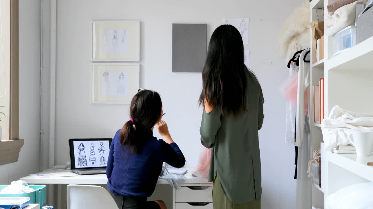 패션 디자이너들이 4k 천에서 함께 일하고 있습니다.