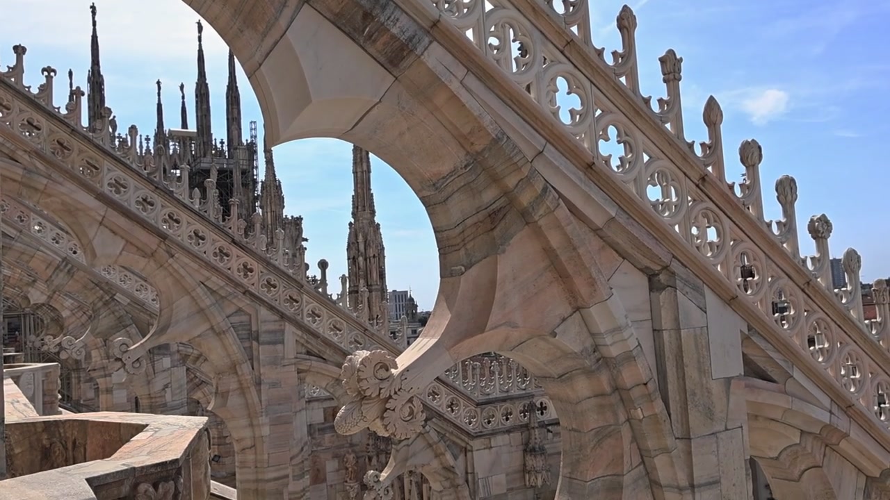 Architettura Gotica Intricata del Tetto del Duomo di Milano