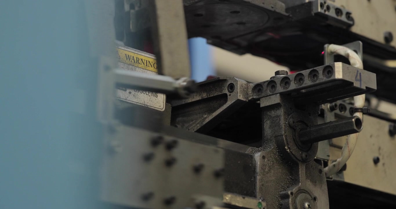 Um close-up 4K de uma máquina de fabricação de molas