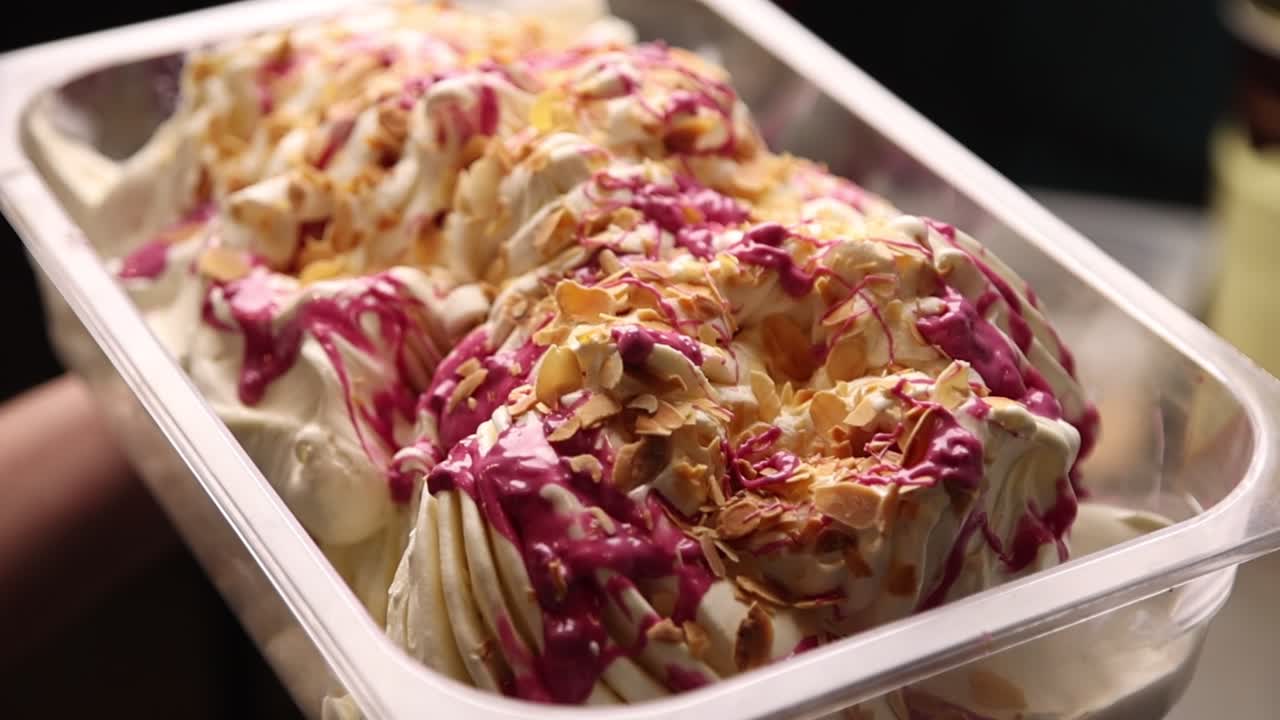 Meyve Sosu ve Kavrulmuş Bademli Kremalı Gelato