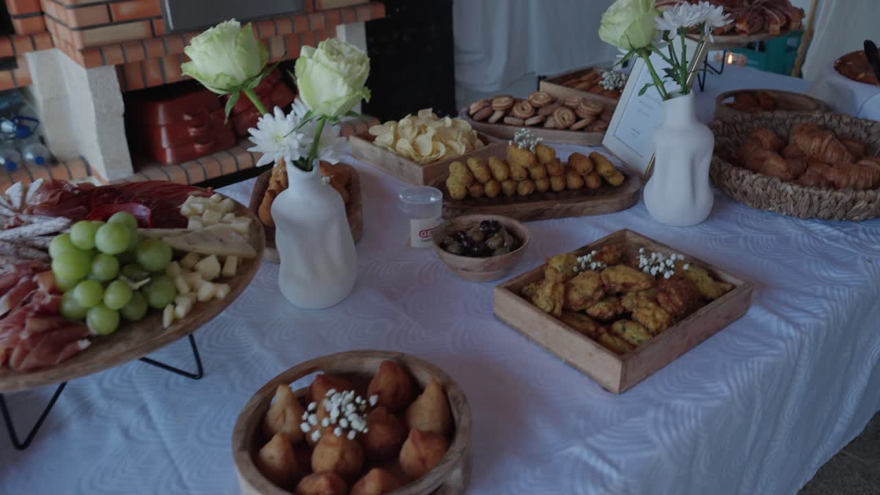 Pasticcini assortiti, pane, frutta e carni disposti su un tavolo da buffet
