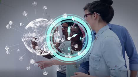 animación de la red global y reloj en el procesamiento de datos del escáner sobre diversos colegas en el trabajo