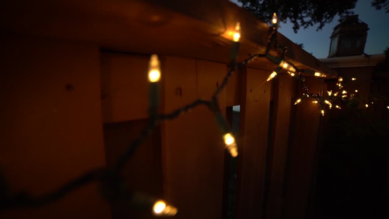 luces navideñas fuera de foco, algunas de ellas son borrosas