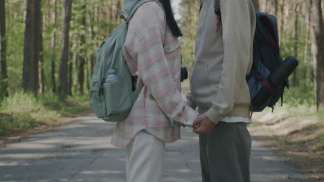pareja de senderismo en el bosque