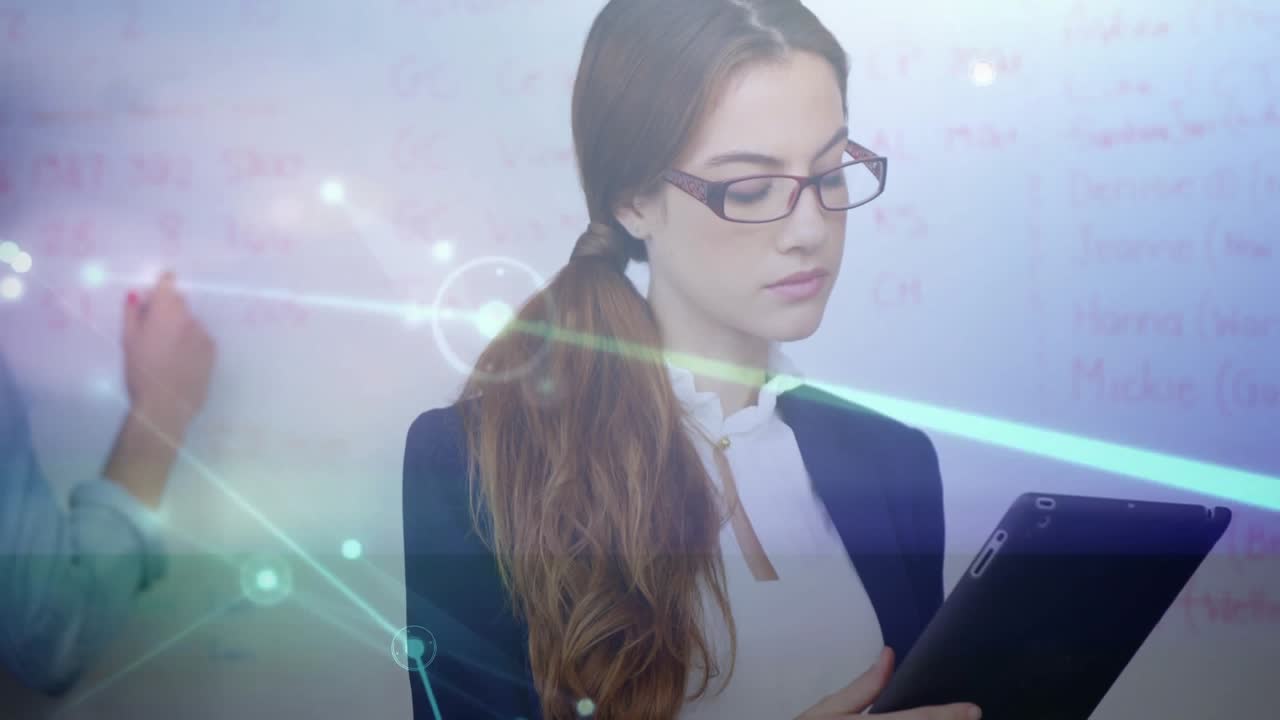 Manager che tocca un tablet e avvia un overlay digitale analizzando i dati mentre un collega scrive formule.