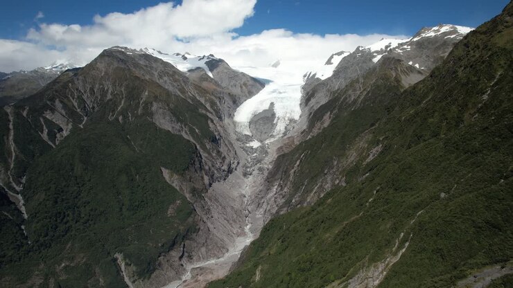 Splendida vista aerea panoramica del ghiacciaio ghiacciato Franz Josef e delle cime montuose, West Coast, Nuova Zelanda