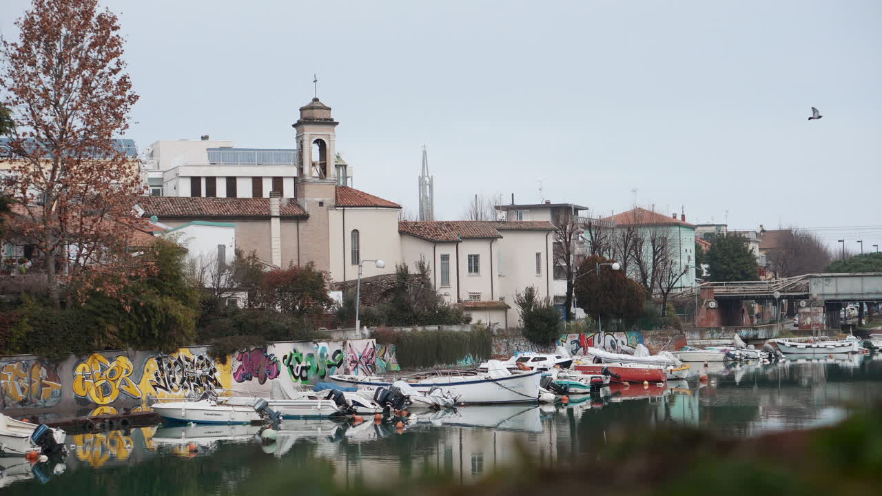 escena del canal con barcos y graffiti