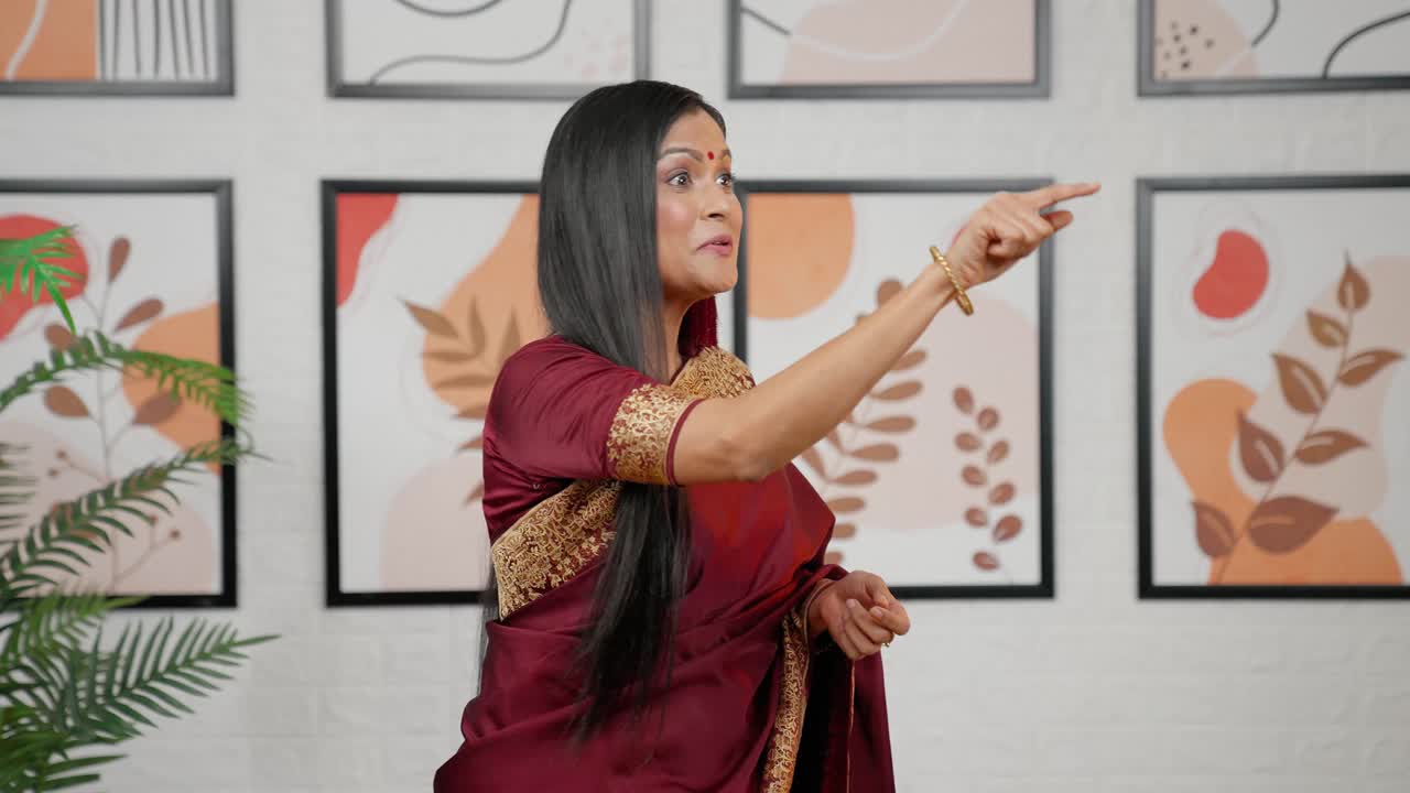 파티 에서 다른 사람 들 을 부르는 인도인 여자