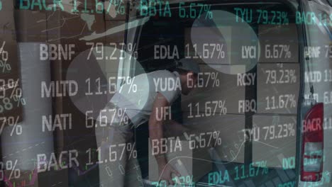 Animación-Del-Procesamiento-De-Datos-Financieros-Sobre-El-Repartidor-Cargando-El-Coche-Fuera-Del-Almacén