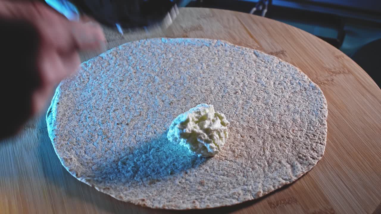 hacer una hamburguesa de envoltura de pavo molida baja en carbohidratos con envoltura de tortilla integral