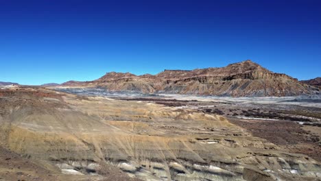 Unberührtes-Bergiges-Gelände-Unter-Wolkenlosem-Blauen-Himmel-In-Arizona