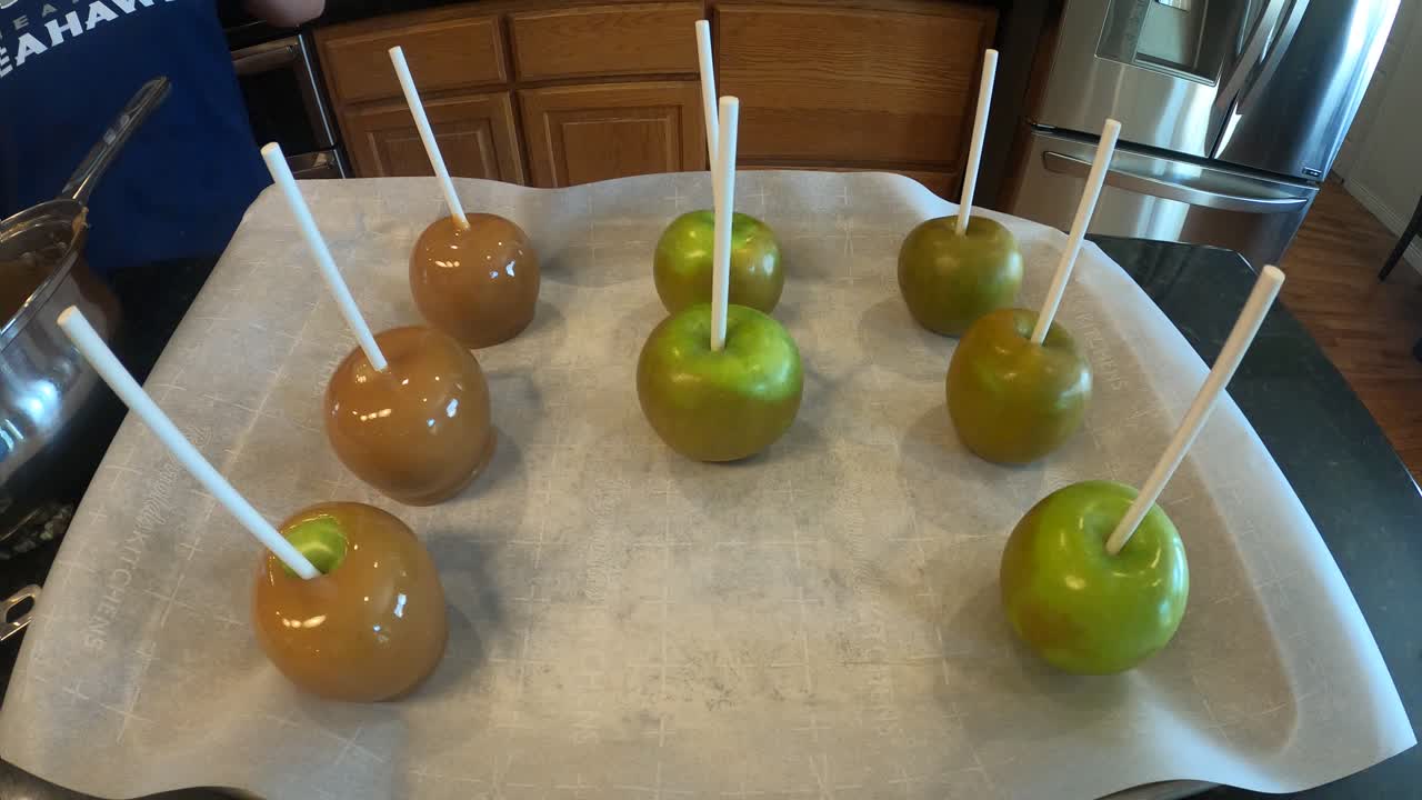 time-lapse satisfactorio de seis manzanas caramelizadas