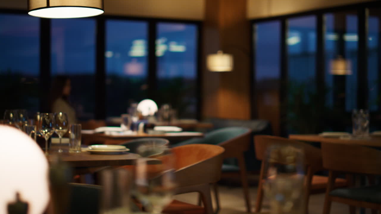 저녁 시내의 레스토랑 테이블에 앉아 있는 혼자 있는 여자. 카페에서 데이트를 기다리고 있는 여자.