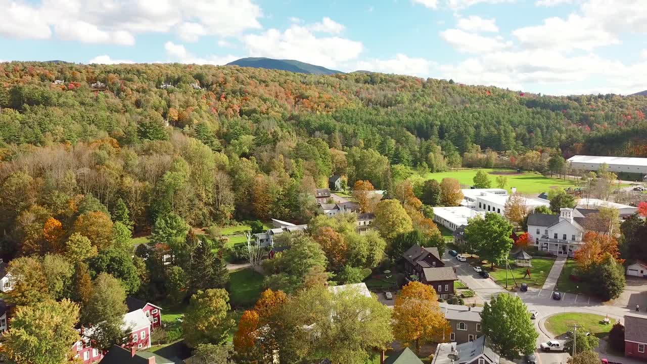 una hermosa vista aérea sobre stowe vermont captura perfectamente la belleza de un pequeño pueblo de américa o de nueva inglaterra 2