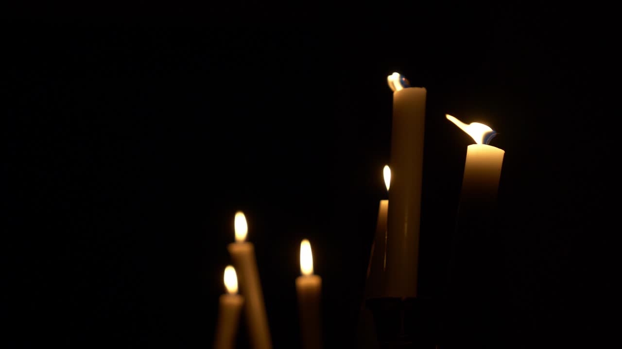 video di candele di cera su uno sfondo scuro