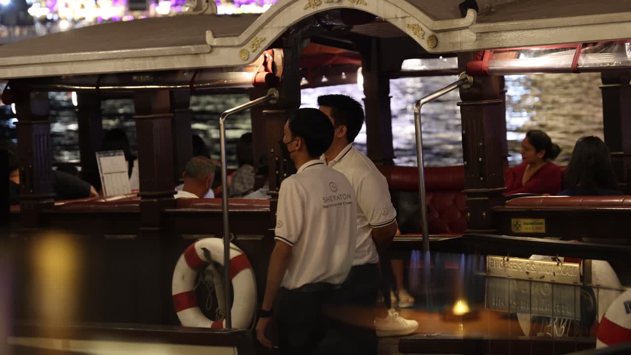 웨이터는 능숙하게 트레이를 회전시키고 균형을 잡습니다.