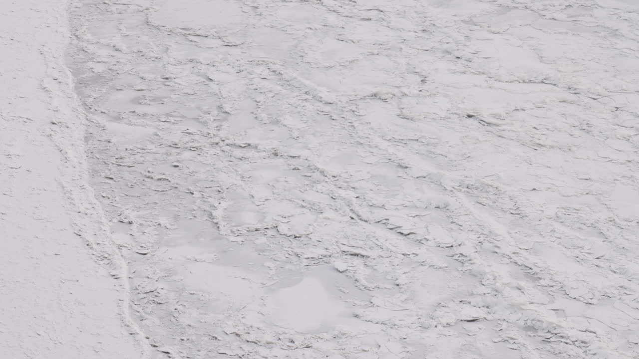 Superficie di fiume ghiacciato con ghiaccio testurizzato.