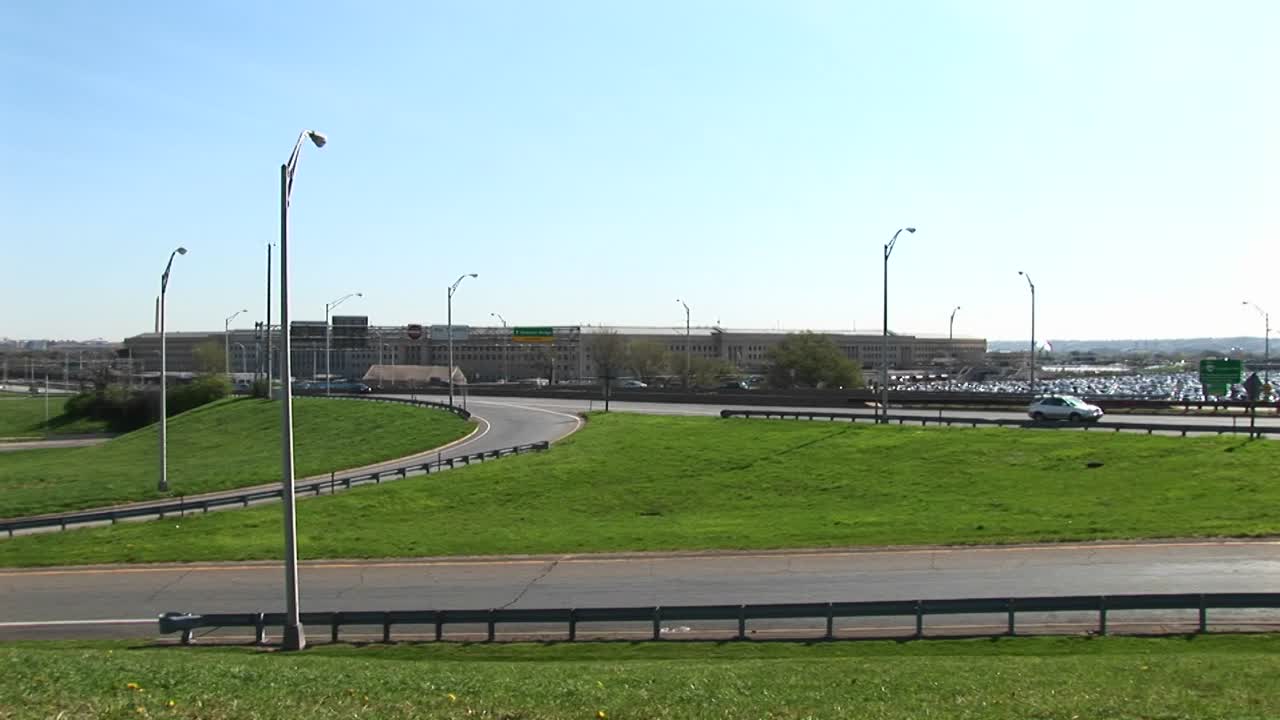 펜타곤 근처의 고속도로가 펜타곤 건물로 줌인