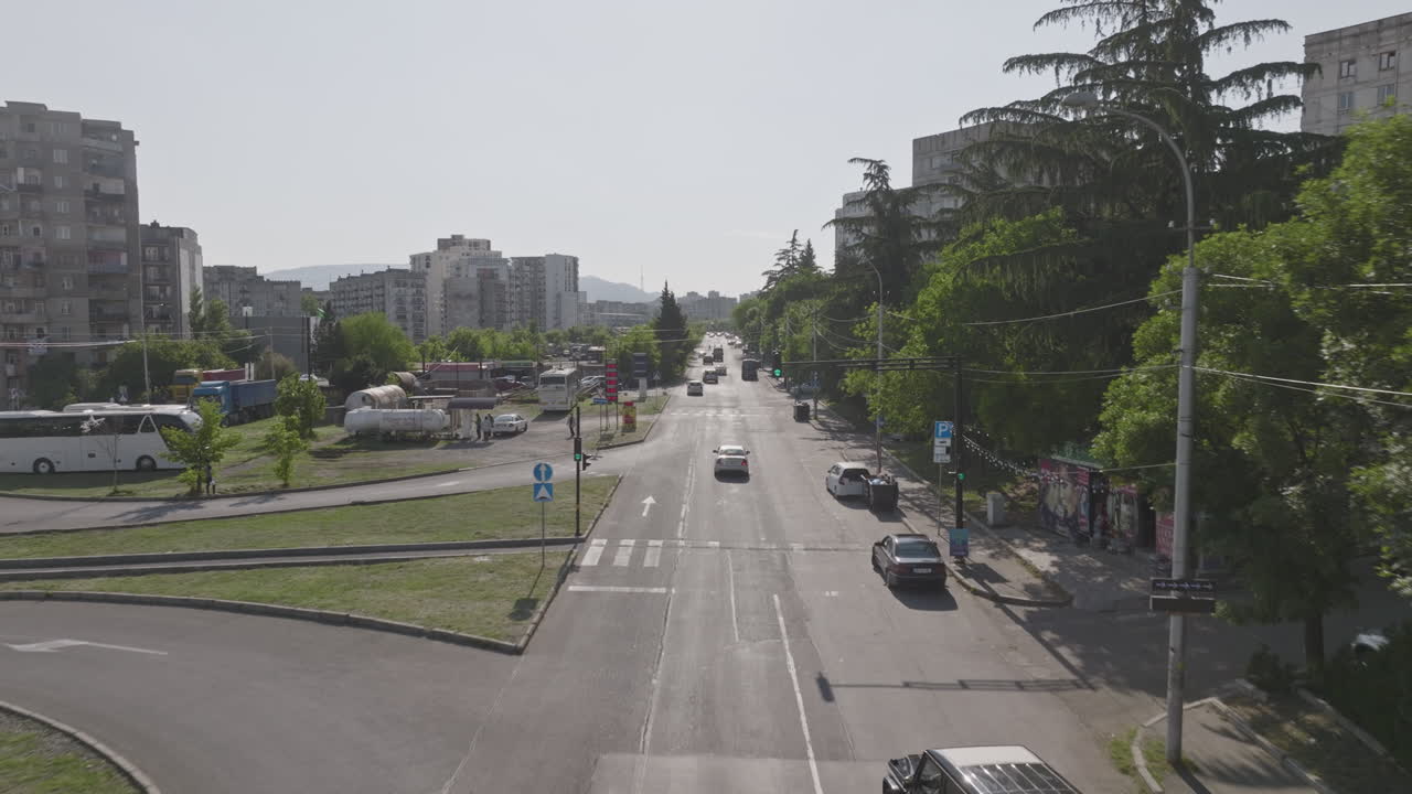 dolly ascendente hacia adelante en una calle muy transitada en el centro de georgia