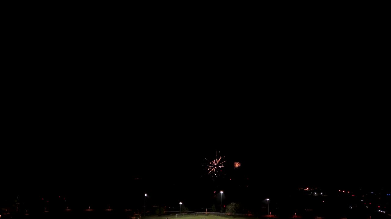 espectacular exhibición de fuegos artificiales del 4 de julio iluminando el cielo nocturno - toma amplia