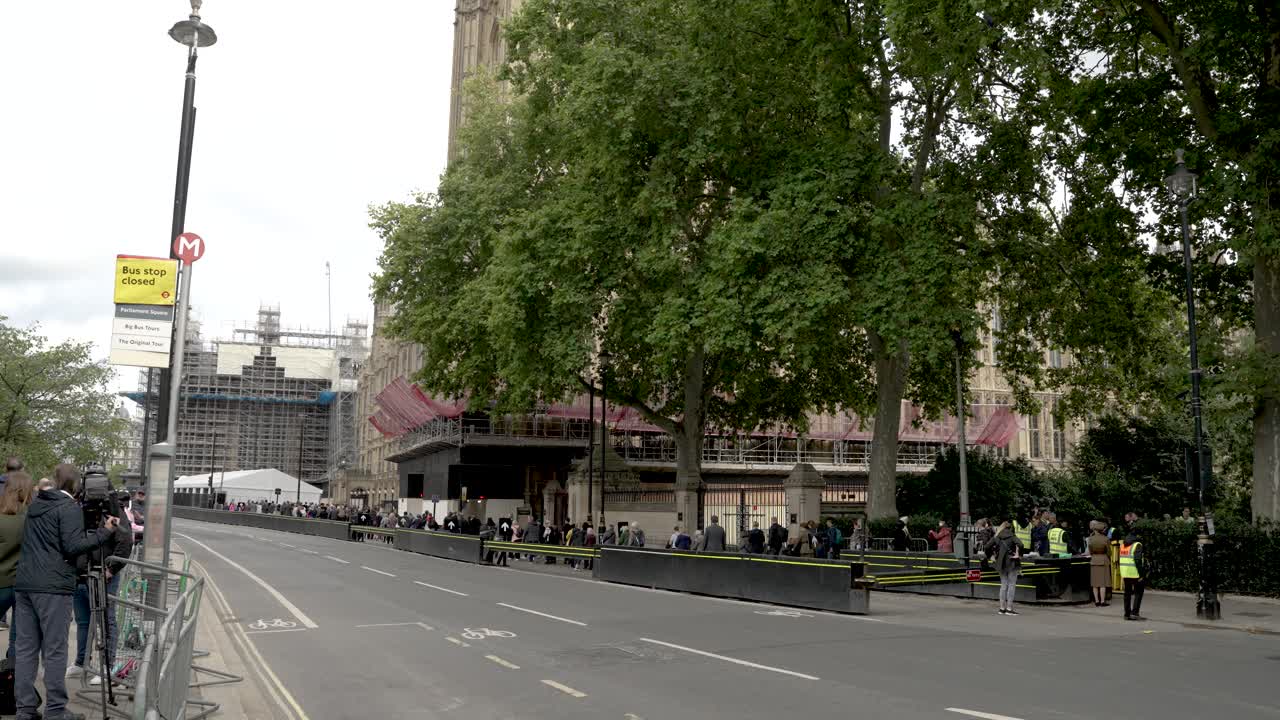 Line Of People Exiting Victoria Tower Gardens South On Way To See Queen Elizabeth II Lying In State. Slow Motion