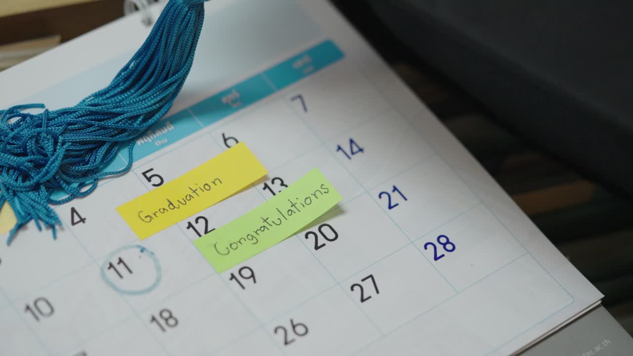 졸업 날짜를 위해 종이 달력 카운트다운 계획에 졸업
