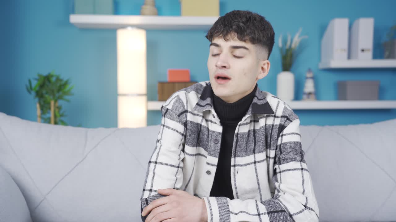 우울증에 걸린 십대 소녀가 울부 ⁇ 습니다.