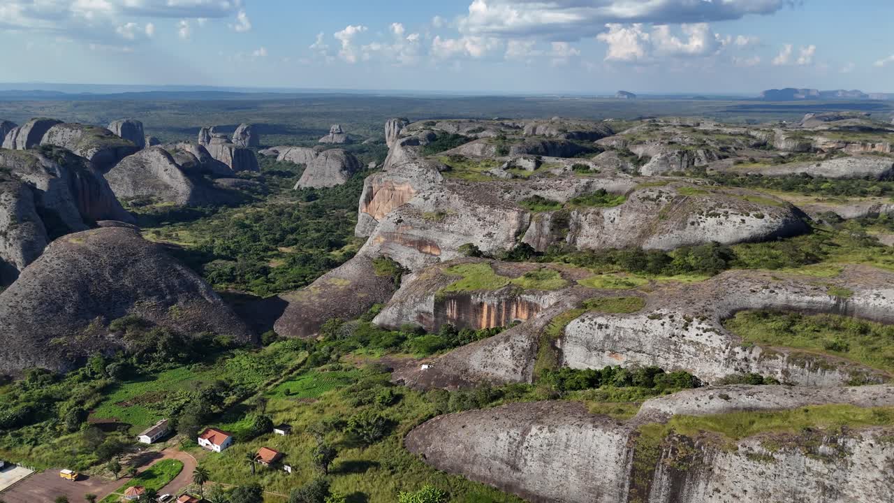 Splendido panorama aereo sopra il vasto campo di monoliti di Pedras Negras de Pungo Andongo nella provincia di Malanje, Angola, Africa, sotto un cielo azzurro.