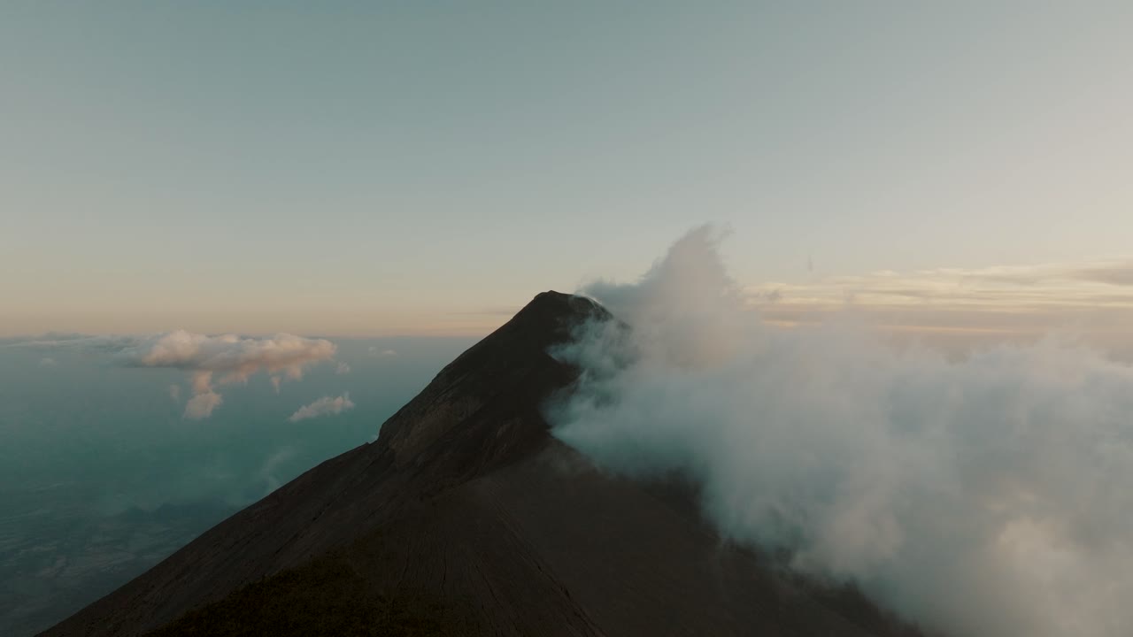 Vulcano Fuego coperto da nuvole al tramonto in Guatemala.
