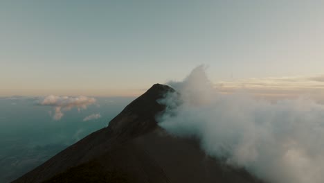 Der-Von-Wolken-Bedeckte-Vulkan-Fuego-Während-Eines-Sonnenuntergangs-In-Guatemala