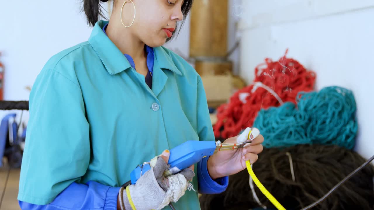 로프 제작 산업에서 로프 절단 총을 사용하는 노동자 4k