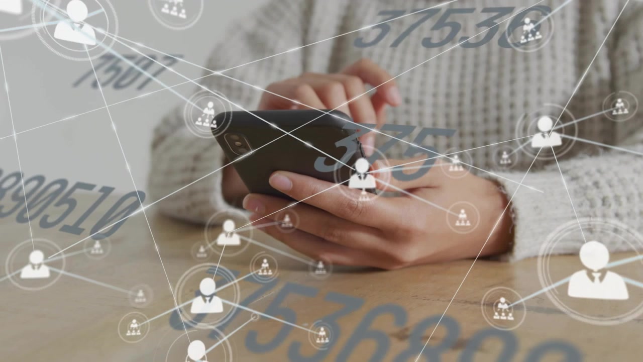 Donna che tocca e scorre il telefono sulla scrivania, creando sovrapposizioni di una rete dati in espansione che mostrano crescita.